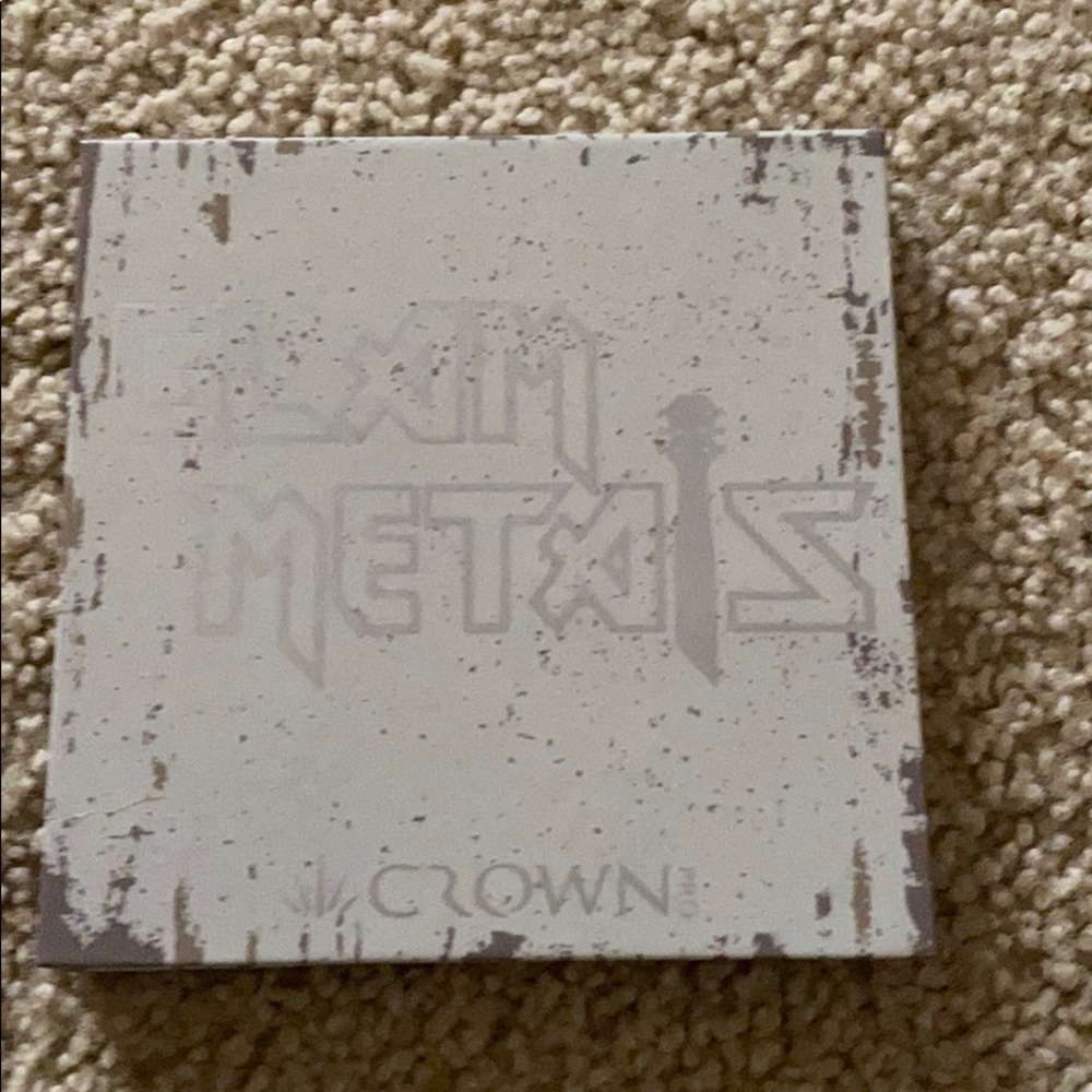 Crown Glam Metals eyeshadow pallet